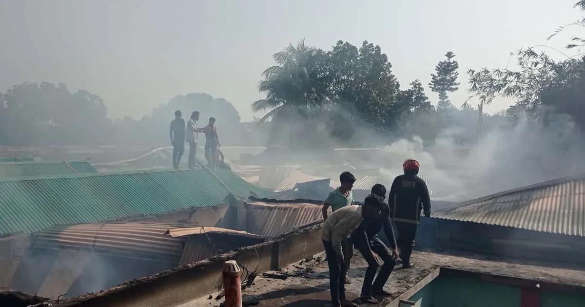 শ্রীপুরে গ্যাস সিলিন্ডার বিস্ফোরণে অগ্নিকাণ্ড, ৪৫ ঘর পুড়ে ছাই