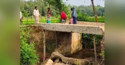 পেকুয়ায় গাছের খুঁটির ওপর দাঁড়িয়ে কালভার্ট, ঝুঁকিতে ৪ হাজার মানুষ