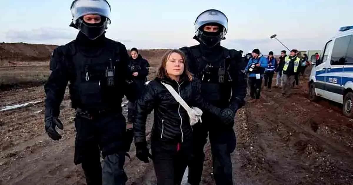 ফিলিস্তিনের প্ল্যাকার্ড হাতে লন্ডনে গ্রেফতার গ্রেটা থুনবার্গ