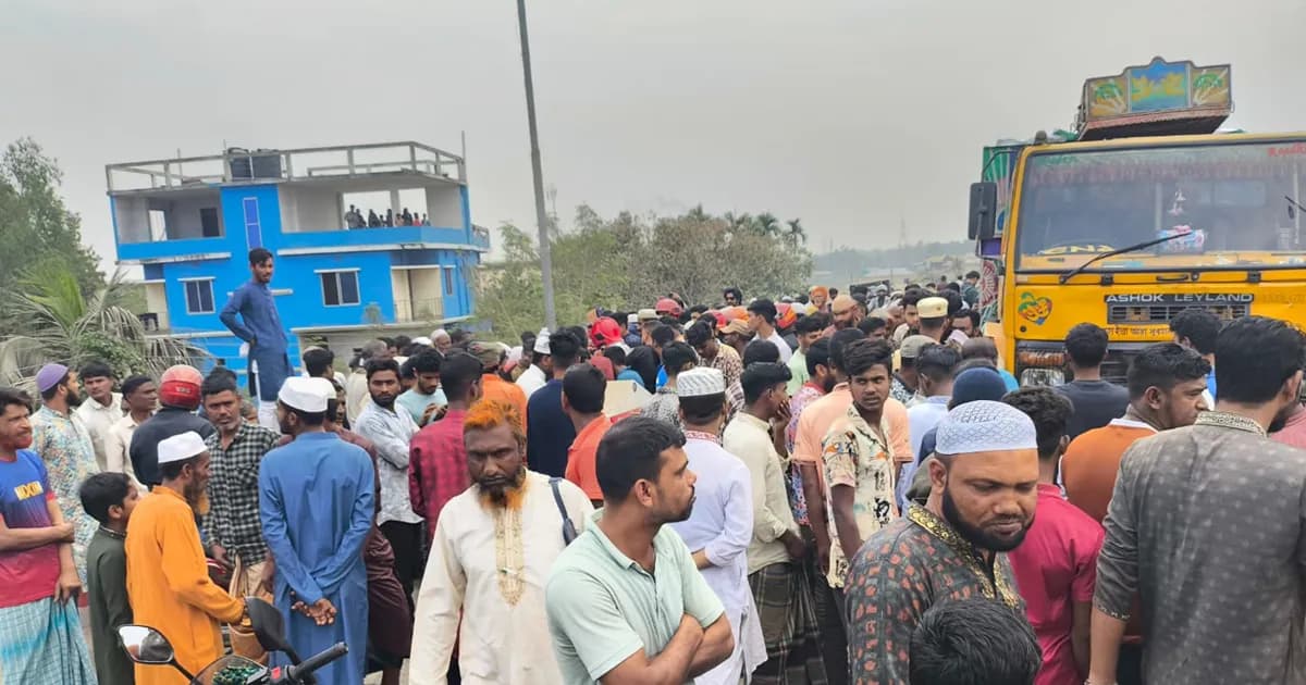 জামালপুরে মর্মান্তিক দুর্ঘটনায় সড়কে ঝরল বাবা-ছেলের প্রাণ