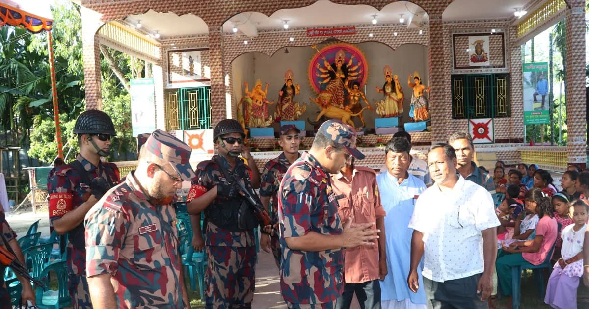 সীমান্তবর্তী পূজা মন্ডপে কঠোর নিরাপত্তায় বিজিবি