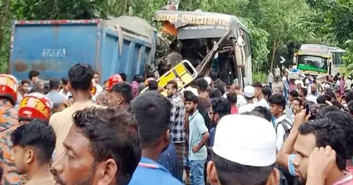 চাঁদপুরে বাস-ট্রাকের মুখোমুখি সংঘর্ষ, নিহত ৩