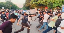 জাতীয় সংসদ ভবনের সামনে শিক্ষার্থীদের উপর পুলিশের লাঠিচার্জ