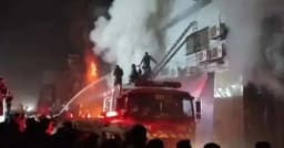 পাকিস্তানে শপিং মলে ভয়াবহ অগ্নিকাণ্ড, নিহত ৫