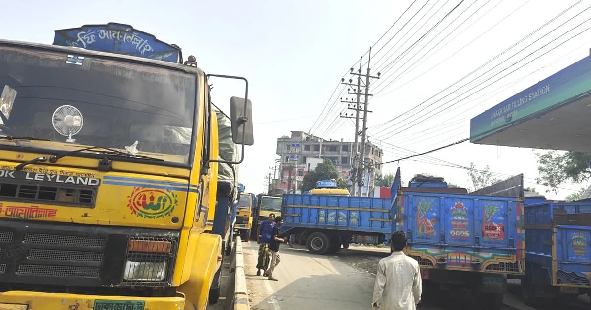 বগুড়ার শেরপুরে জ্বালানি তেলের সংকট, পাম্পে দীর্ঘ লাইন