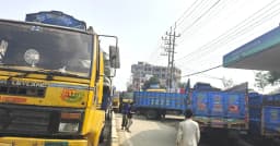 বগুড়ার শেরপুরে জ্বালানি তেলের সংকট, পাম্পে দীর্ঘ লাইন