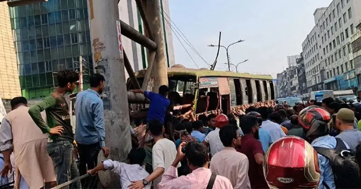 পথচারীকে বাঁচাতে গিয়ে সড়ক বিভাজকে বাসের ধাক্কা, নিহত ২