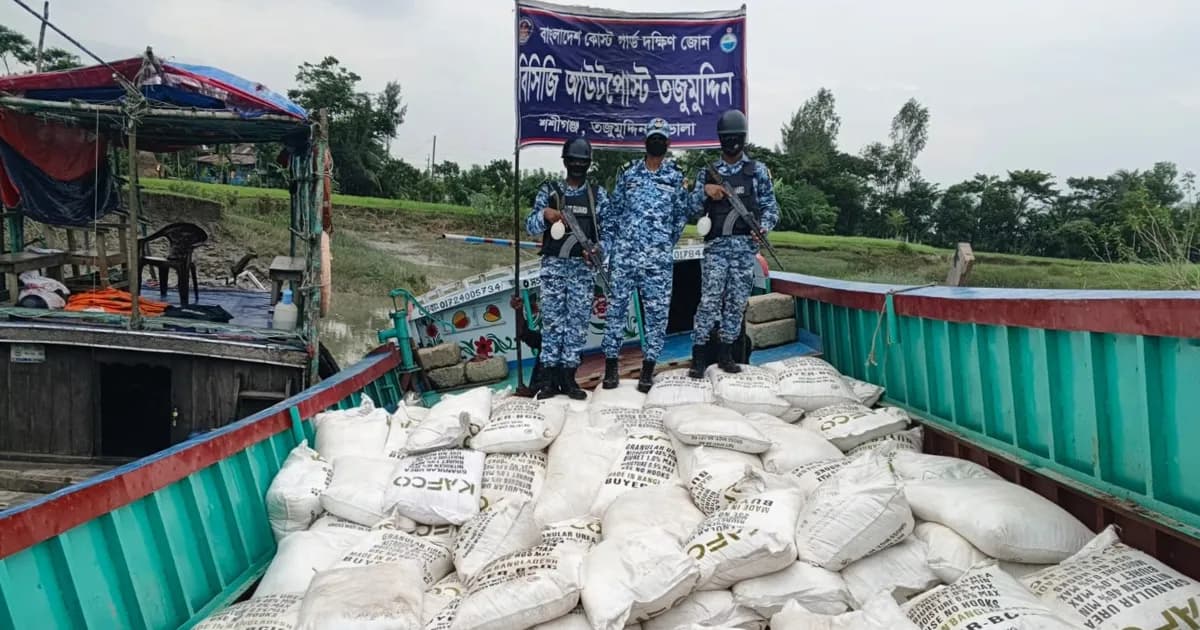 তজুমদ্দিনে ৮ হাজার কেজি ইউরিয়া সার জব্দ, ডিলারের দাবি বৈধ