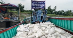 তজুমদ্দিনে ৮ হাজার কেজি ইউরিয়া সার জব্দ, ডিলারের দাবি বৈধ