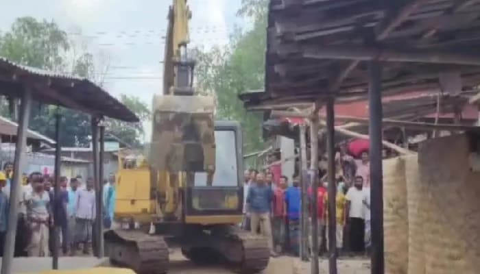 লালমনিরহাটে উচ্ছেদ অভিযানে ১৬০ দোকান গুড়িয়ে দিল প্রশাসন