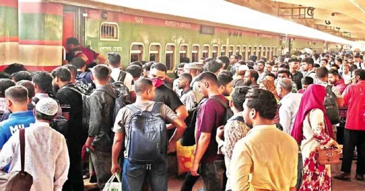ঈদযাত্রায় কমলাপুরে মানুষের ঢল, নাড়ির টানে বাড়ির পথে নগরবাসী