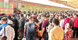 ঈদযাত্রায় কমলাপুরে মানুষের ঢল, নাড়ির টানে বাড়ির পথে নগরবাসী