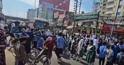 মধ্য বাড্ডায় শিক্ষার্থীদের সড়ক অবরোধ, ১৫ মিনিট পর স্বাভাবিক