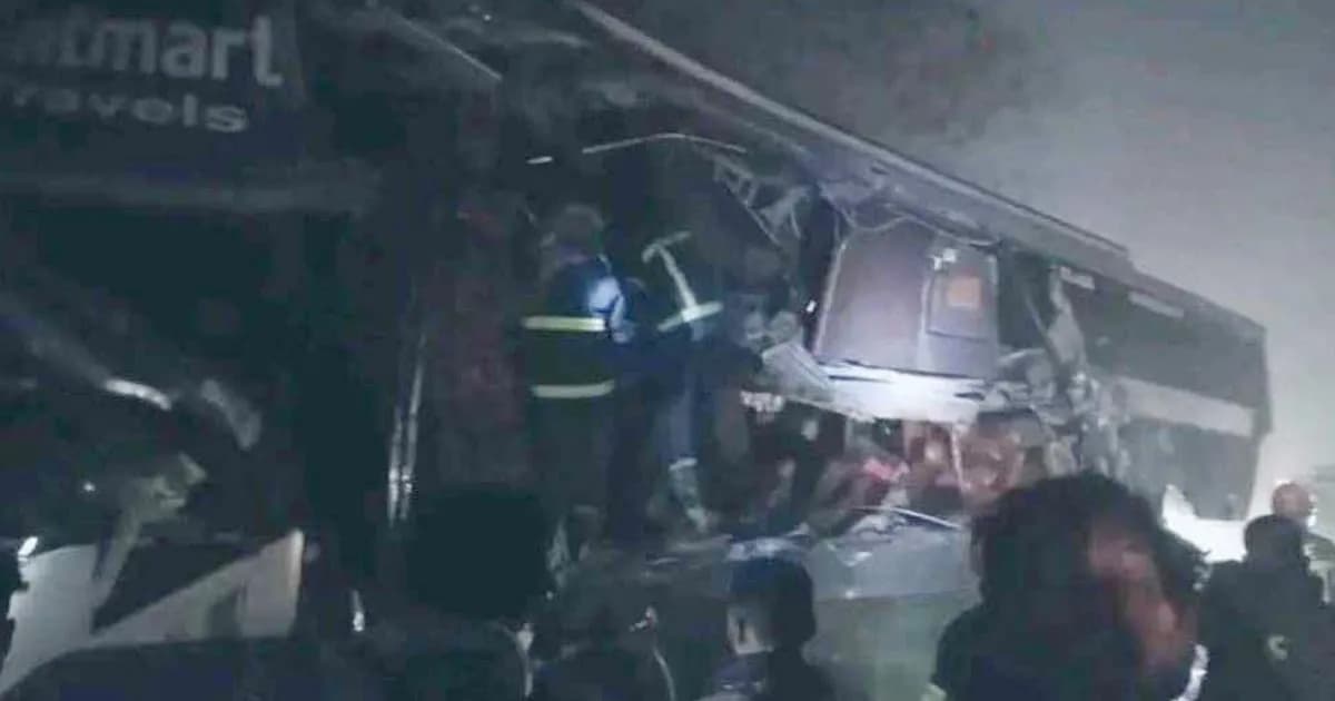 দাঁড়িয়ে থাকা ট্রাকের পেছনে যাত্রীবাহী বাসের ধাক্কা, প্রাণ গেল তিনজনের