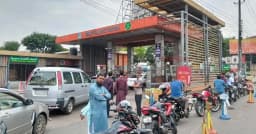 ঈদের দিনেও পাম্পে ভিড়, তেল নিতে দীর্ঘ অপেক্ষা