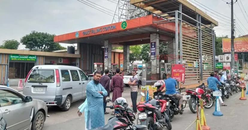 ঈদের দিনেও পাম্পে ভিড়, তেল নিতে দীর্ঘ অপেক্ষা