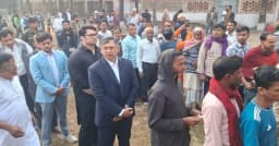 সাধারণ ভোটারের মতো লাইনে দাঁড়িয়ে ভোট দিলেন সালাহউদ্দিন আহমেদ