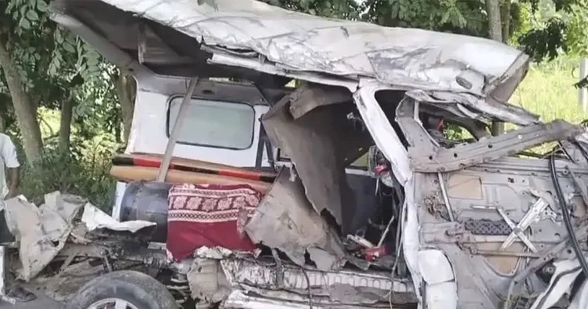 ফরিদপুরে বাসের সঙ্গে মুখোমুখি সংঘর্ষে অ্যাম্বুলেন্সের ৩ যাত্রীর মৃত্যু