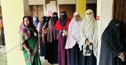 দেরিতে খোলা হয় কেন্দ্রের গেইট, লাইনে দাঁড়ায় ভোটার ও এজেন্টরা