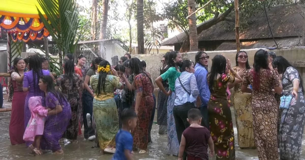 জলের শুভ্রতায় রাখাইনদের জলকেলি উৎসব শুরু