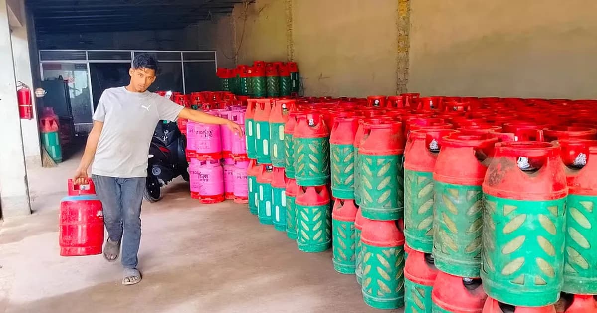 নির্ধারিত দামের তোয়াক্কা না করেই বাড়তি দামে বিক্রি হচ্ছে এলপিজি
