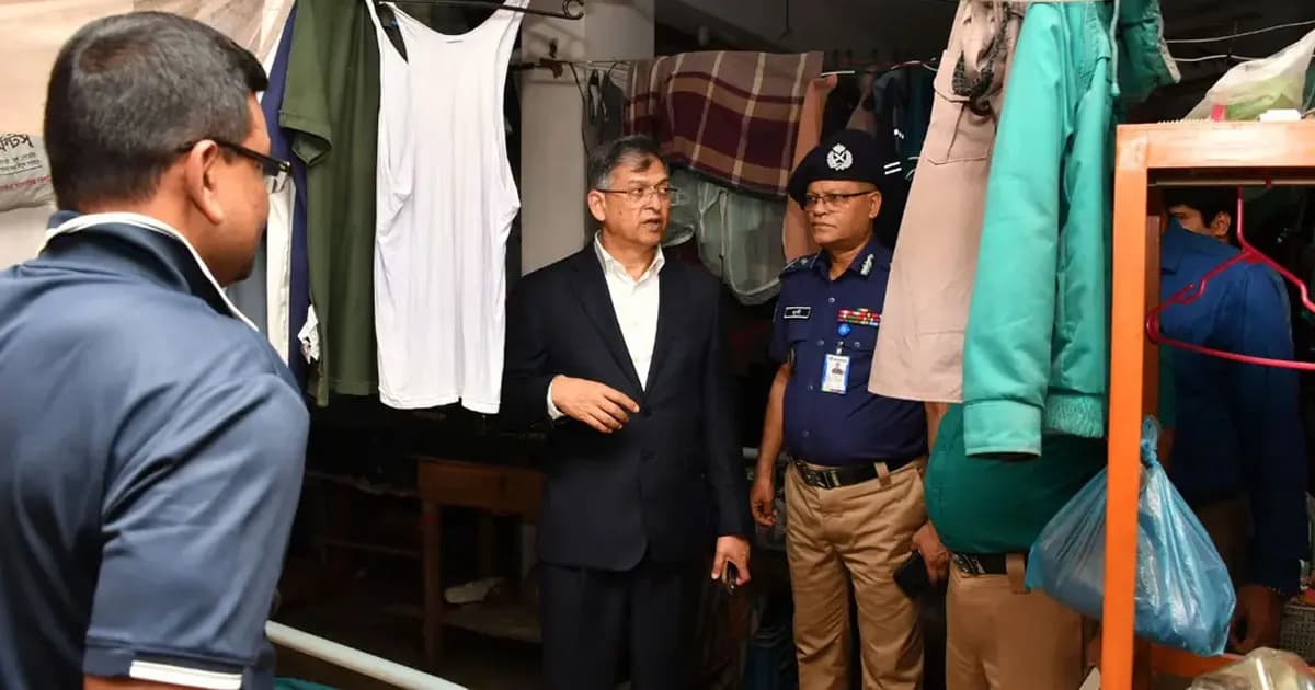 হঠাৎ তেজগাঁও থানা পরিদর্শন করলেন স্বরাষ্ট্রমন্ত্রী
