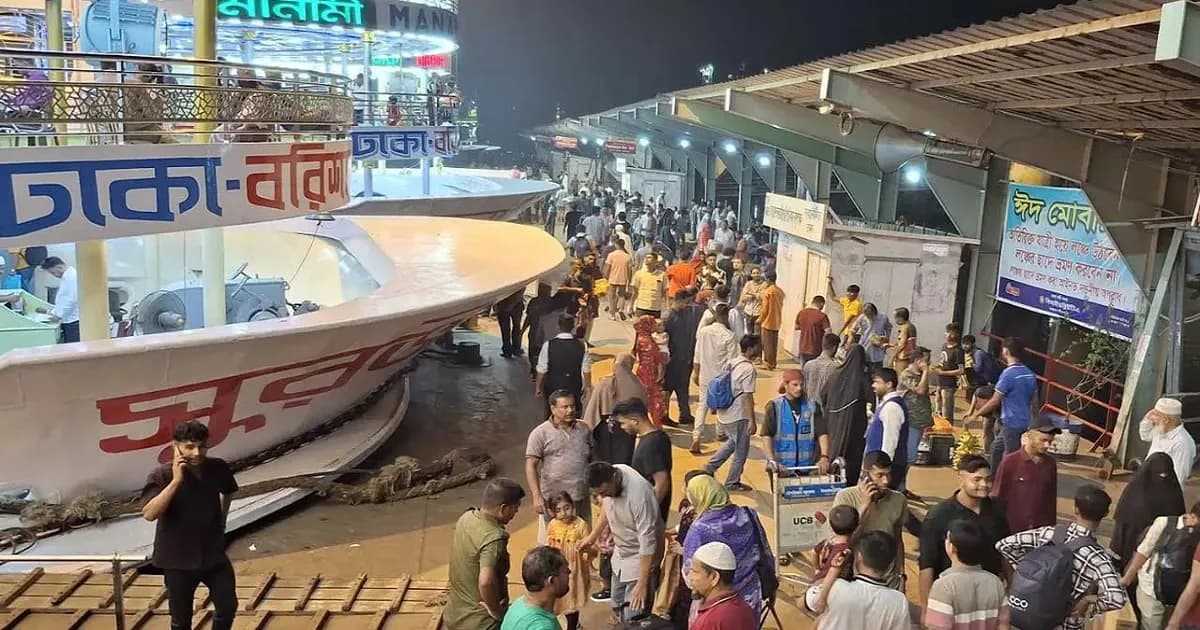 ঈদযাত্রা ঘিরে সদরঘাটে বাড়ছে যাত্রীচাপ, নিরাপত্তায় তৎপর পুলিশ