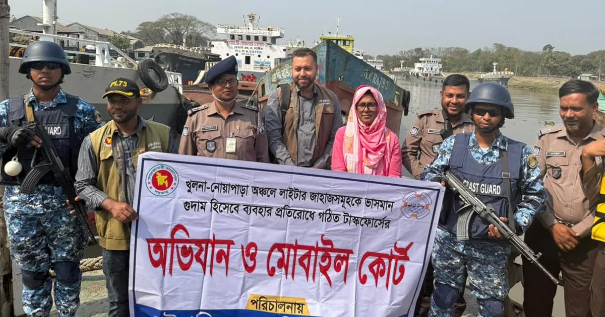 নোয়াপাড়ায় লাইটার জাহাজে নৌপরিবহন অধিদপ্তরের মোবাইল কোর্ট