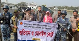 নোয়াপাড়ায় লাইটার জাহাজে নৌপরিবহন অধিদপ্তরের মোবাইল কোর্ট