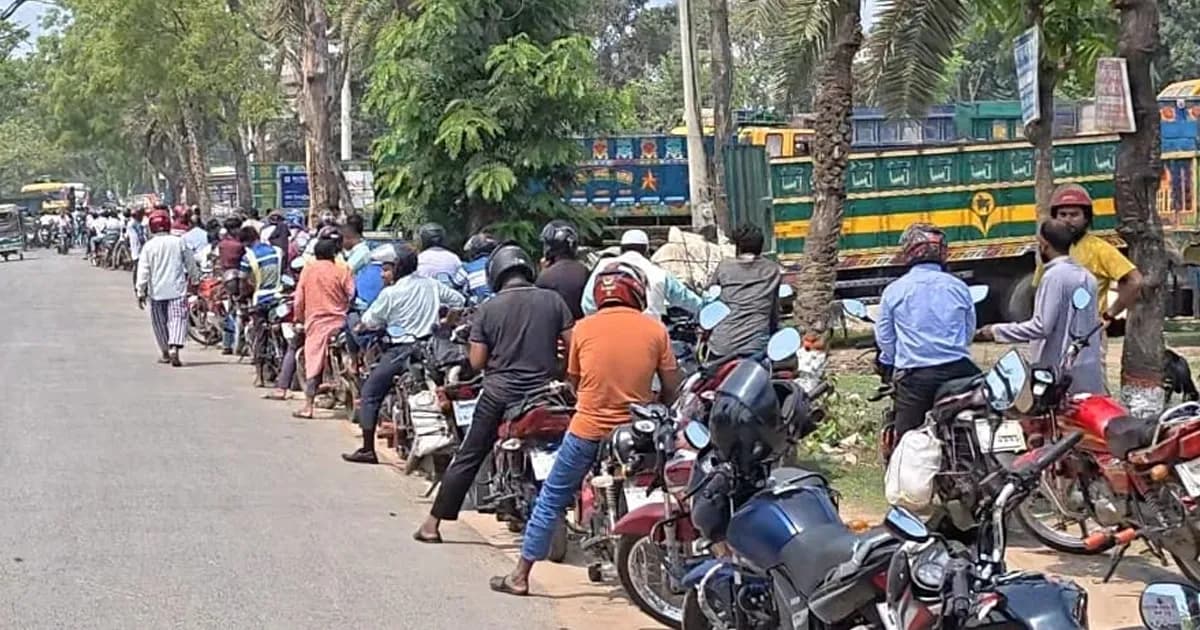 জীবননগরে জ্বালানি তেলের হাহাকার, চরম দুর্ভোগে সাধারণ মানুষ