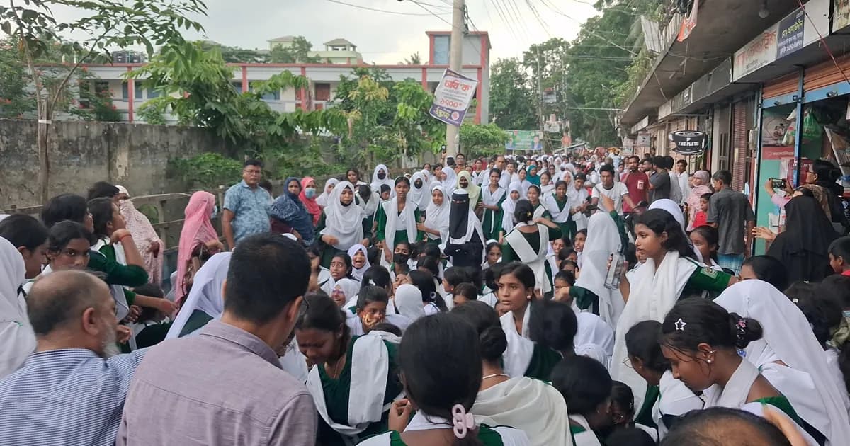 শিক্ষকের বিরুদ্ধে শ্লীলতাহানির অভিযোগে শিক্ষার্থীদের বিক্ষোভ