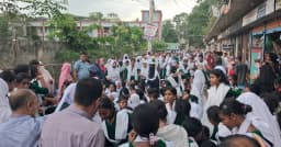 শিক্ষকের বিরুদ্ধে শ্লীলতাহানির অভিযোগে শিক্ষার্থীদের বিক্ষোভ