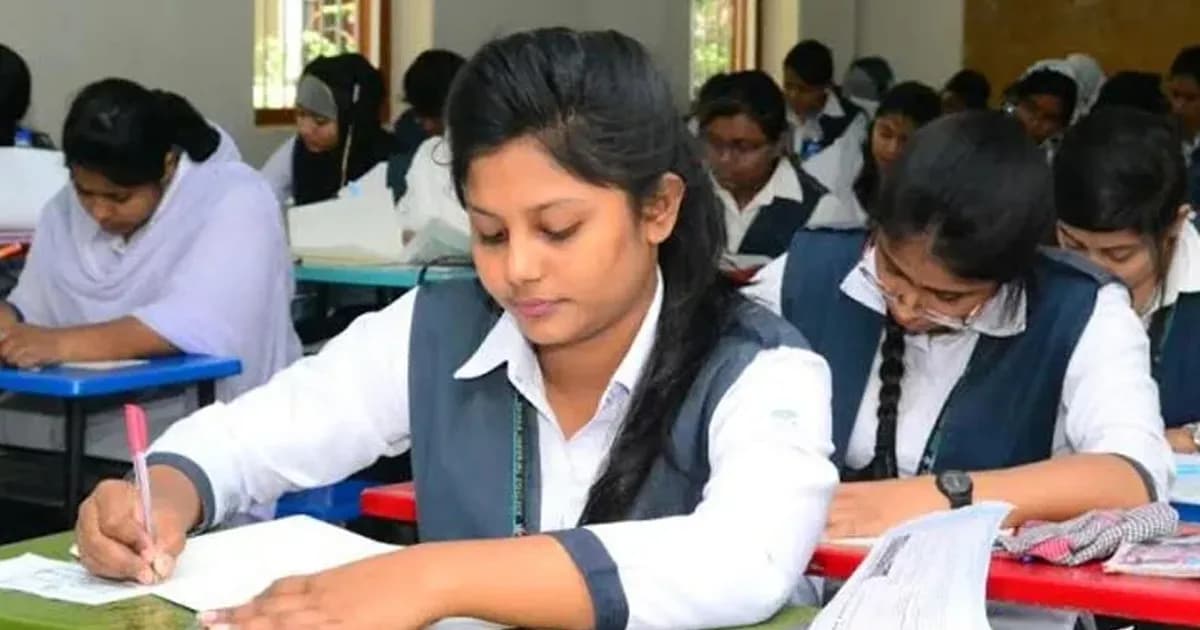 সারাদেশে এসএসসি পরীক্ষা শুরু, বাইরে অপেক্ষায় অভিভাবক