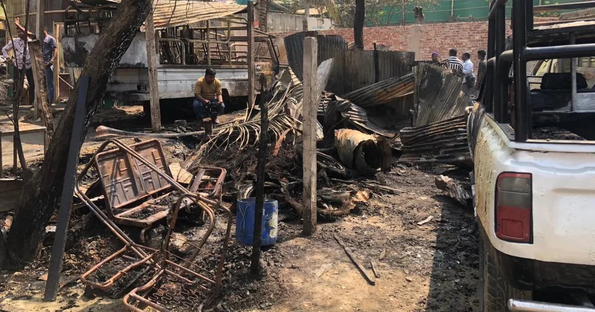 কক্সবাজারে গ্যাস পাম্পের আগুনে ৩০ ট্যুরিস্ট জীপ ও ৩ বসতঘর পুড়ে ছাই