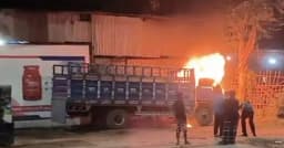 রামপুরায় পার্কিংয়ে রাখা ট্রাকে মধ্যরাতে আগুন