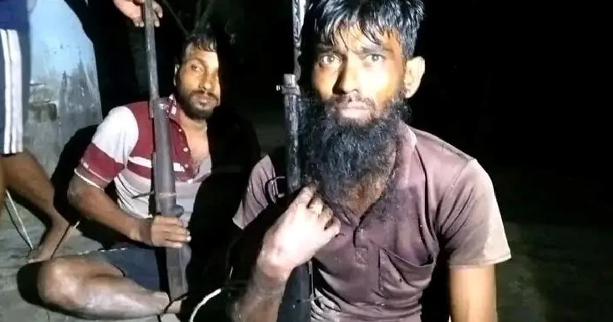 সুন্দরবনে র‍্যাব-৬ এর কাছে ৫২ বনদস্যুর আত্মসমর্পণ
