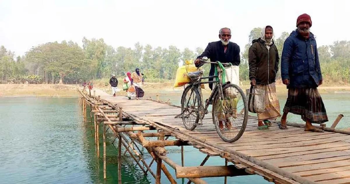 অর্ধশতাব্দী পেরিয়েও আত্রাই নদীতে নেই স্থায়ী সেতু