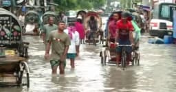 আধা ঘণ্টার বৃষ্টিতেই ডুবল চট্টগ্রাম, ভোগান্তিতে নগরবাসী