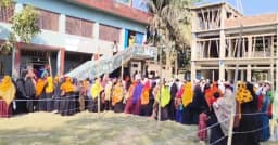 কলাপাড়ায় ভোট কেন্দ্রে নারী ভোটারের উপস্থিতি লক্ষ্যণীয়