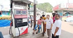 উধাও পেট্রোল পাম্পে ভিড়, স্বাভাবিক সরবরাহে কমেছে আতঙ্ক