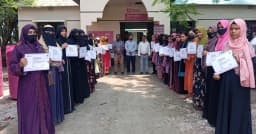 মির্জাগঞ্জে ব্র্যাকের উদ্যোগে হাঁস-মুরগি ও নগদ অর্থ বিতরণ