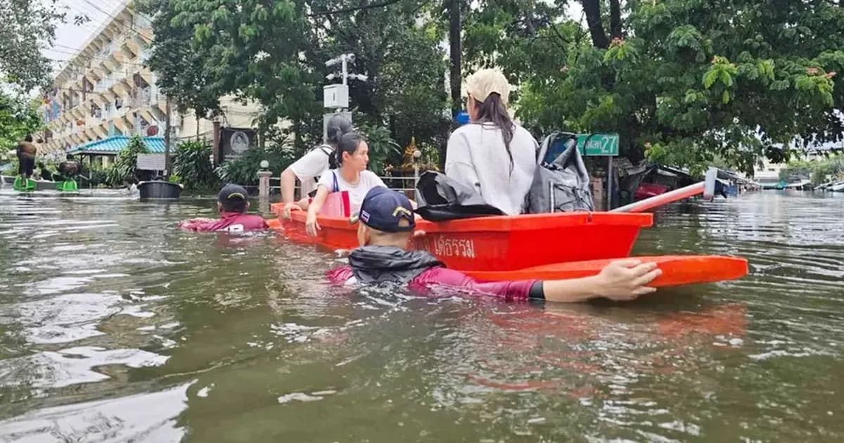 ব্যাংককে চার দিনেও কমেনি বন্যার পানি, দুর্ভোগে লাখো মানুষ