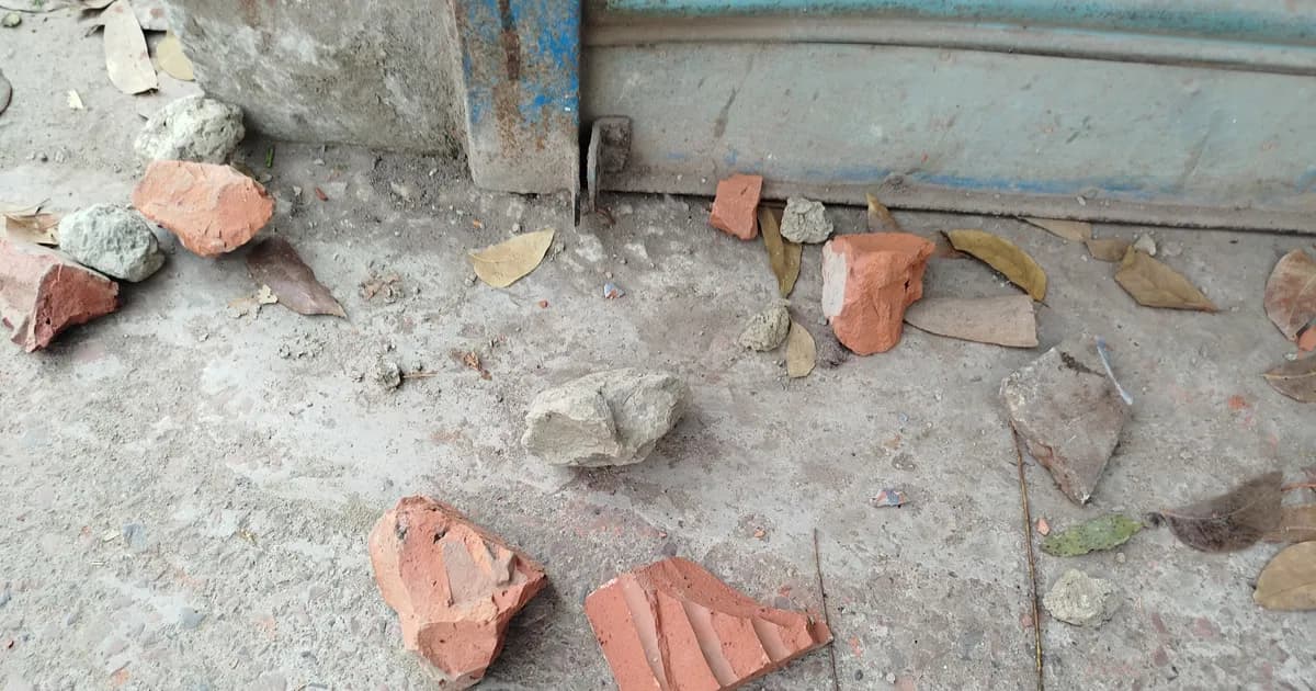 পবিপ্রবিতে সিনিয়ার ও জুনিয়রদের ধাওয়া-পাল্টা ধাওয়া, ইট পাটকেল নিক্ষেপে আহত ২০