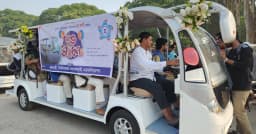 রাবি ক্যাম্পাসে আনুষ্ঠানিকভাবে চালু হলো ই–কার সেবা