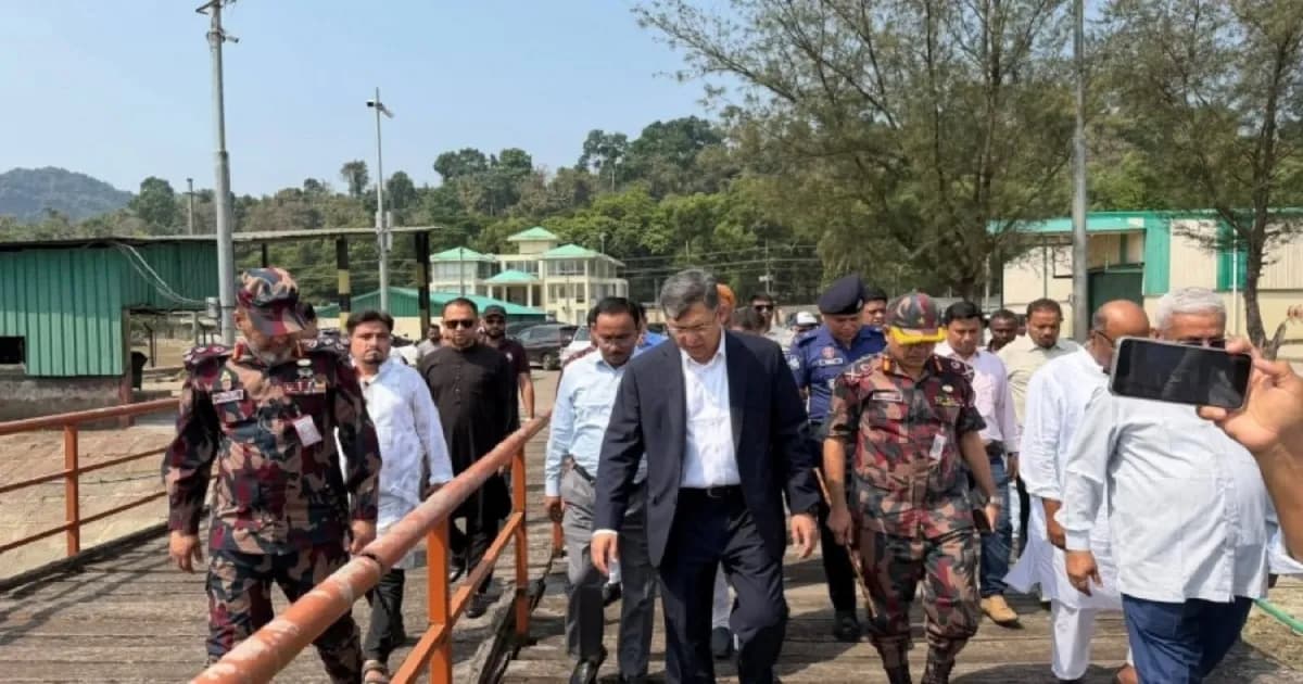 টেকনাফ স্থলবন্দর পরিদর্শন করলেন স্বরাষ্ট্রমন্ত্রী