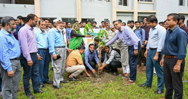গাকৃবিতে হলজুড়ে বৃক্ষরোপণ, সবুজ ক্যাম্পাসের স্বপ্ন বাস্তবায়ন