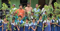 রায়গঞ্জে শিক্ষার্থীদের মাঝে গাছের চারা বিতরণ