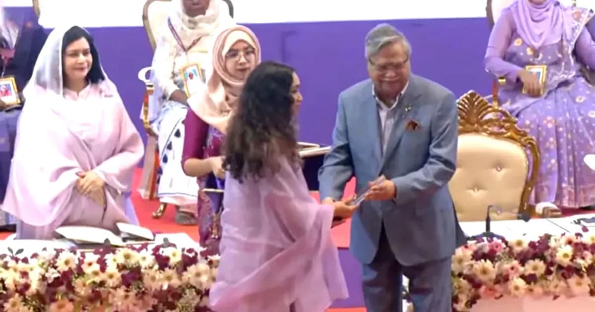 খালেদা জিয়া পেলেন ‘শ্রেষ্ঠ অদম্য নারী’ সম্মাননা, পুরস্কার গ্রহণ করলেন জাইমা রহমান