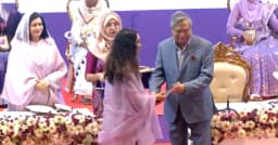 খালেদা জিয়া পেলেন ‘শ্রেষ্ঠ অদম্য নারী’ সম্মাননা, পুরস্কার গ্রহণ করলেন জাইমা রহমান