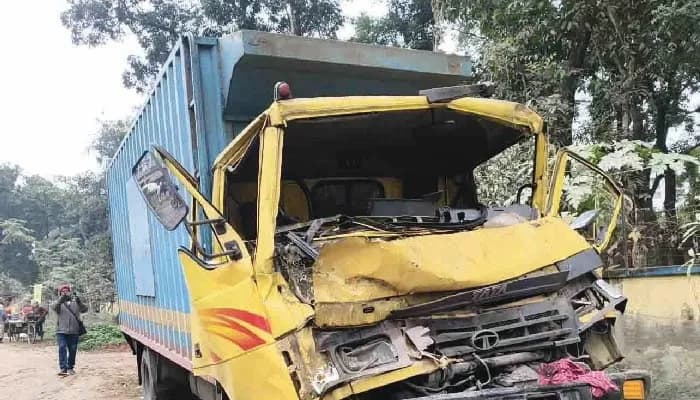 ঘন কুয়াশায় ট্রাক-কাভার্ডভ্যানের সংঘর্ষে নিহত ২